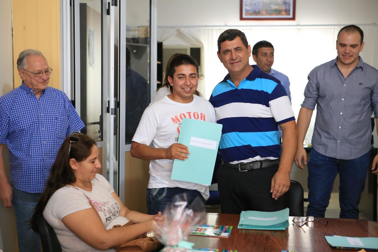 Entrega de planos y mensura en Tostado (2)