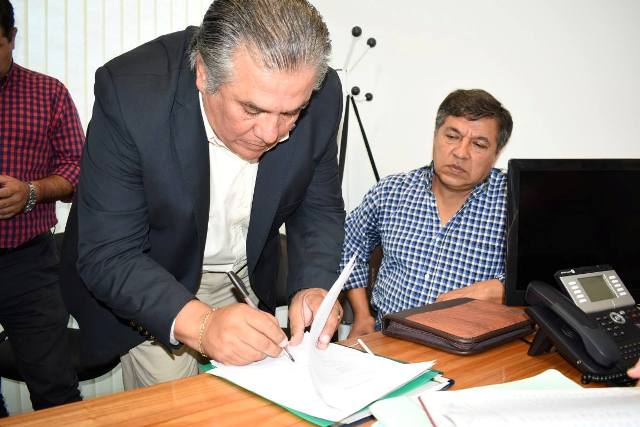camilo firma traspaso hospital