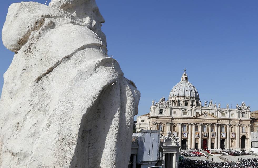El Vaticano arresta a un alto diplomático acusado de distribuir pornografía infantil