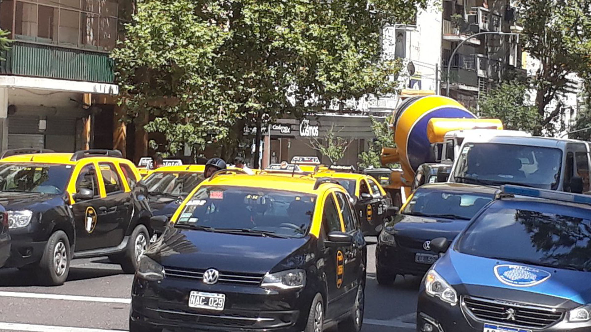 Un taxista disparó contra el auto de Cabify en el que viajaba su hijo: "Milagrosamente no le pegó en la cara"