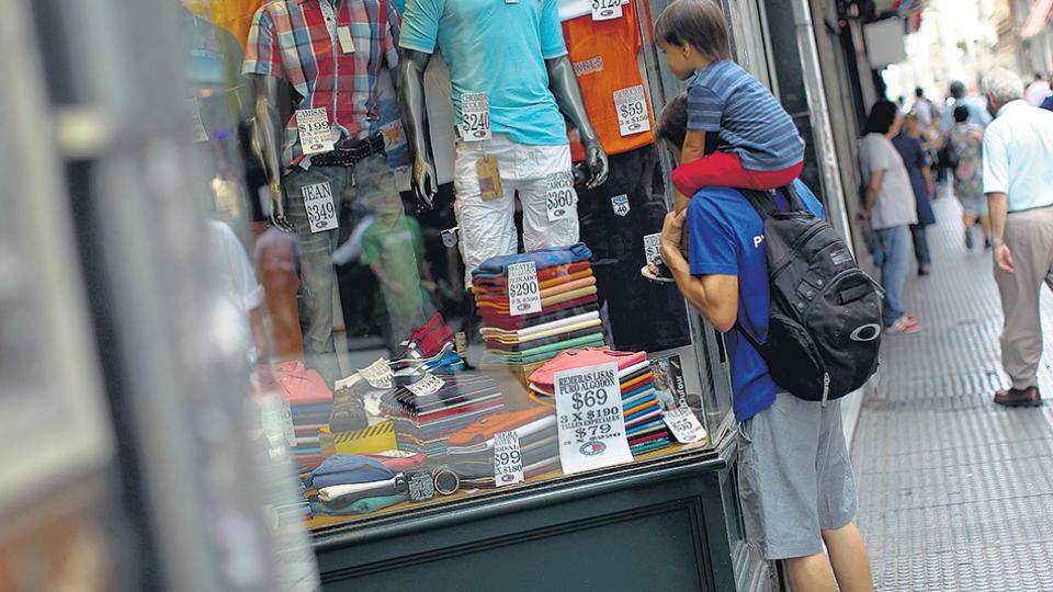 Las ventas minoristas de la Navidad de este año cayeron un 9 por ciento con respecto al año anterior, mientras el ticket promedio de gasto fue de alrededor de 870 pesos, de acuerdo al relevamiento realizado por la Cámara Argentina de la Mediana Empresa (CAME).