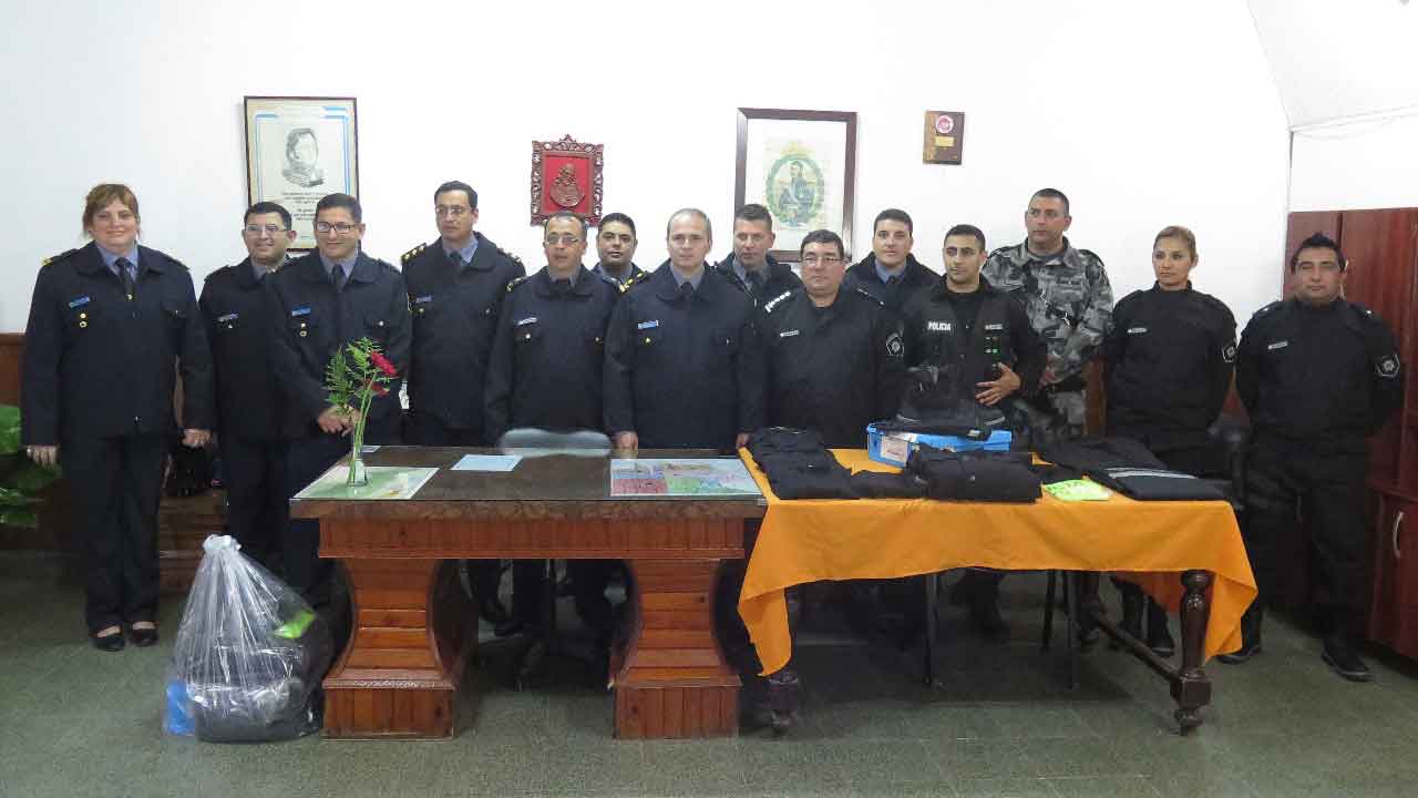 Entregaron-indumentaria-a-policias-de-Tostado