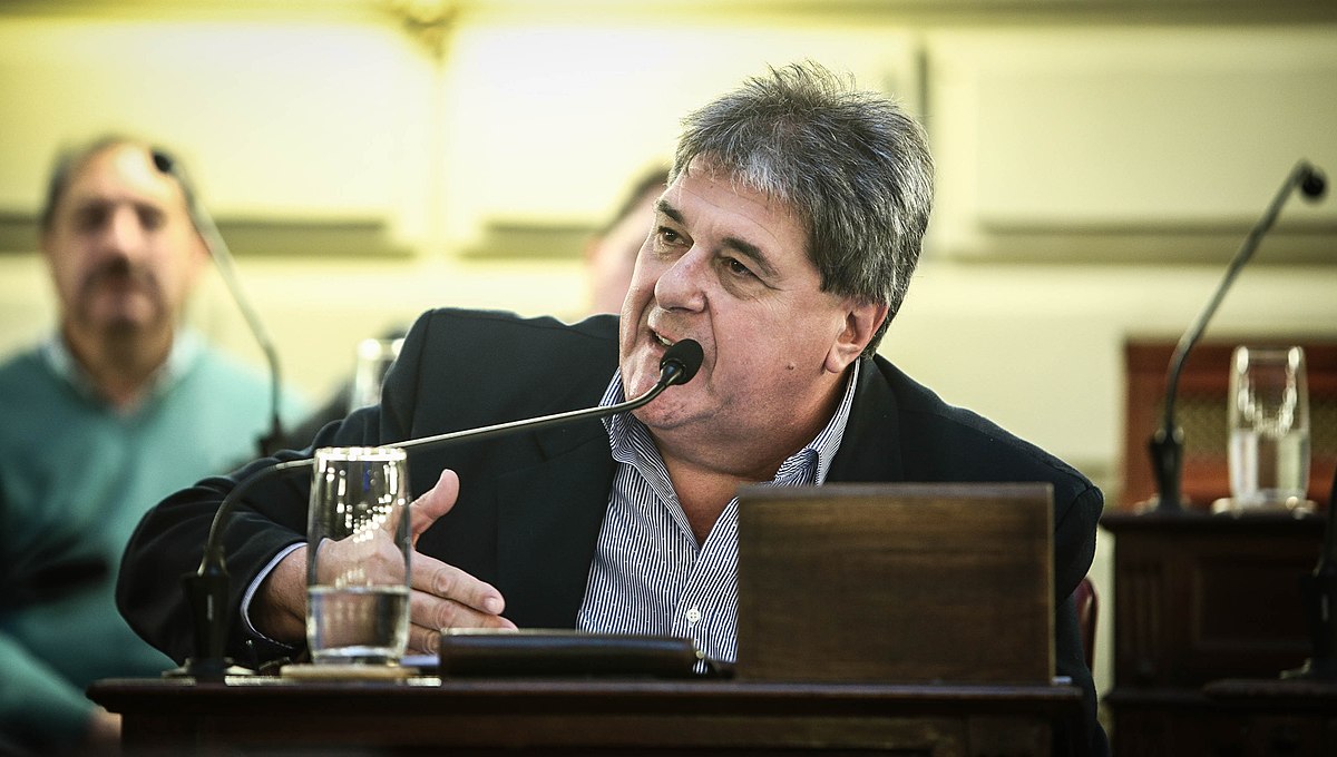 1200px-Luis_Rubeo_en_sesión_en_la_Cámara_de_Diputados_de_Santa_Fe