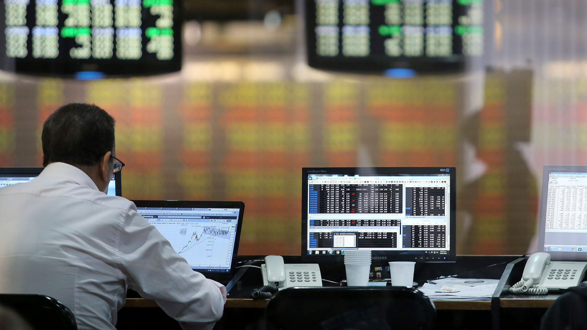 Bajan el dólar y el Riesgo País en un mercado que busca un punto de inflexión riesgo país