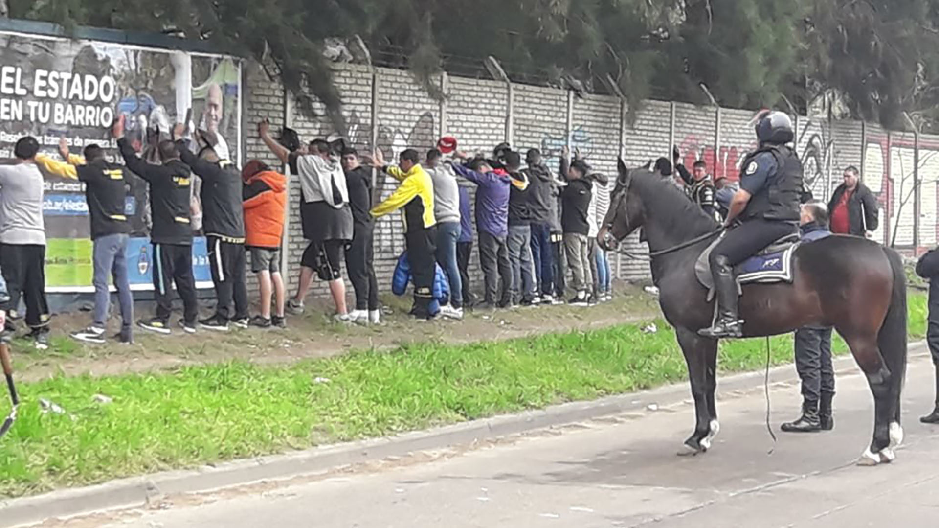 Detuvieron a 25 barras de Almirante Brown en la previa del partido con Sacachispas anti barras