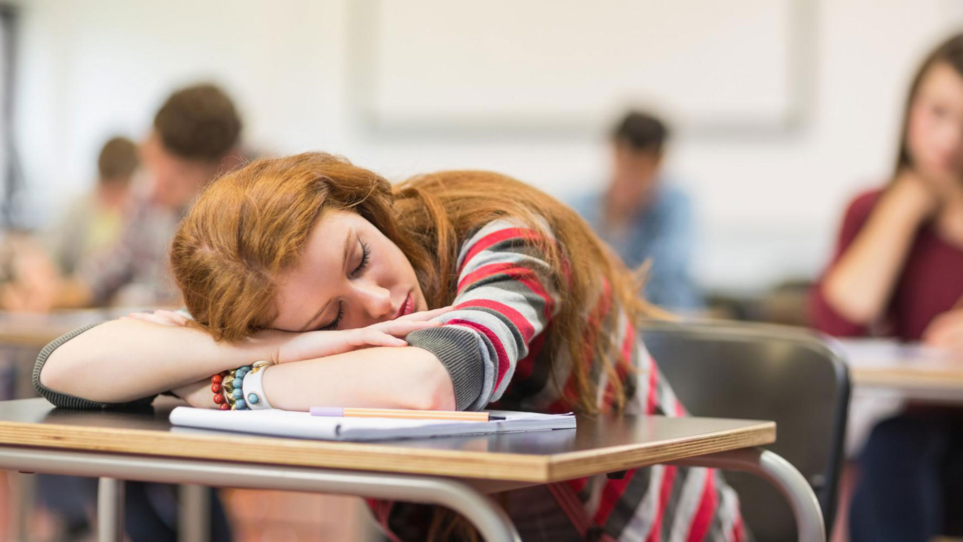 Los adolescentes necesitan dormir más: ¿podrá la escuela empezar más tarde para ayudarlos?