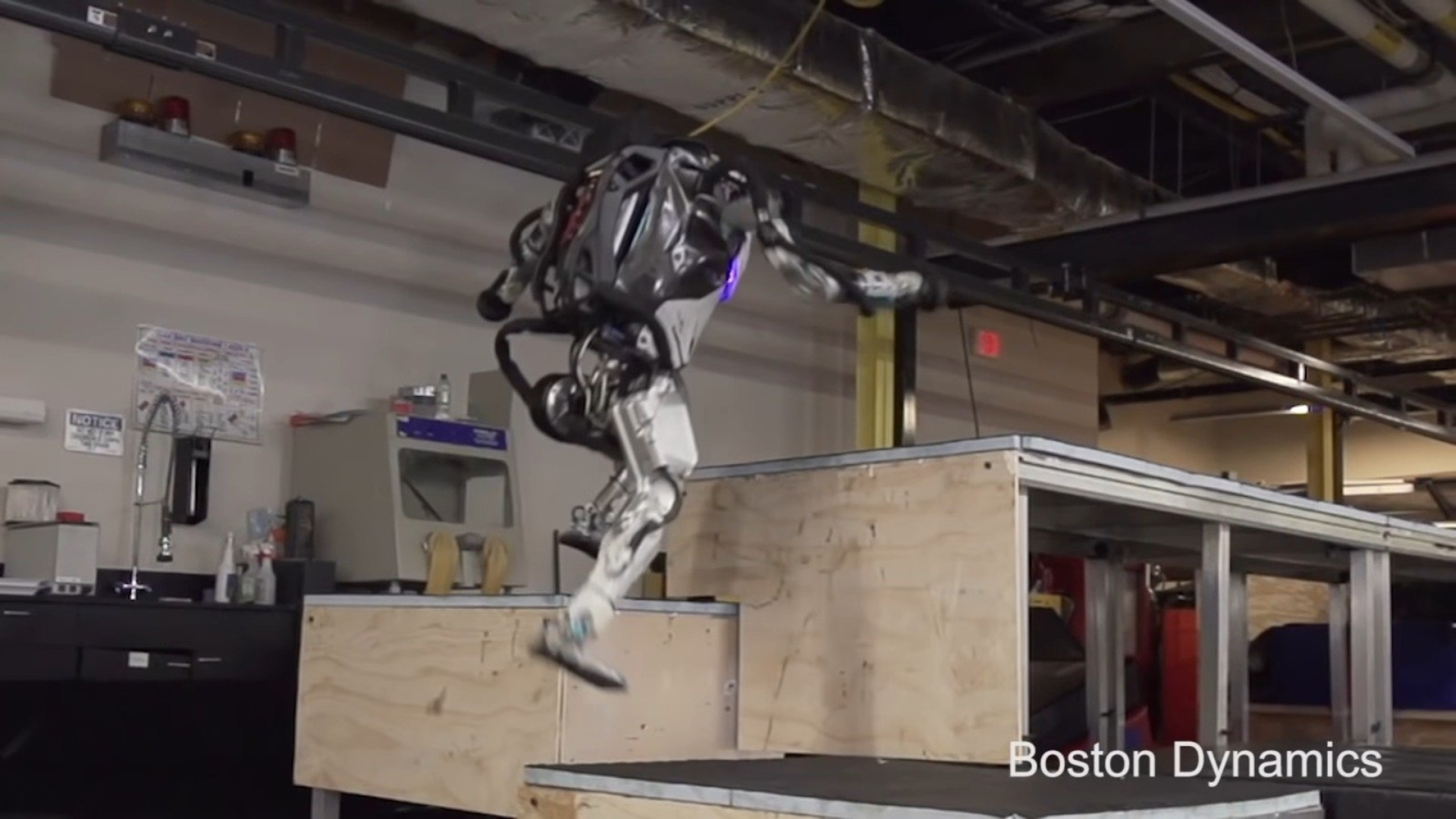 El video que muestra las increíble habilidades de Atlas, el robot de Boston Dynamics que ahora hace parkour robot