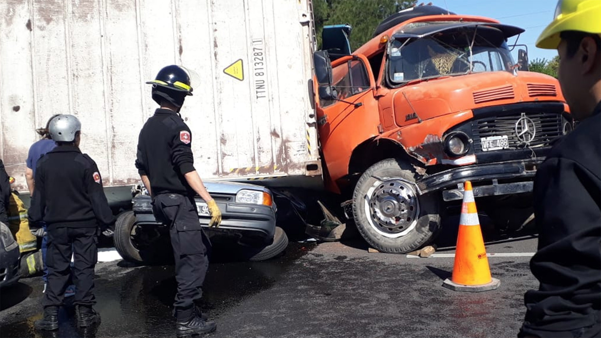 Un camión volcó su acoplado sobre 3 autos en Rosario: hay heridos y personas atrapadas