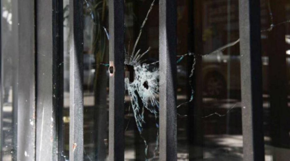 La entrada de un edificio de barrio Martín fue blanco de un ataque a balazos. Ocurrió esta madrugada en un inmueble de Ayacucho al 1400, a una cuadra del domicilio del gobernador Miguel Lifschitz en Rosario.