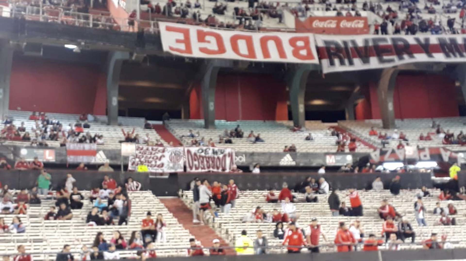 Banderas al revés y cantos contra la barra y la Conmebol: la protesta de los hinchas de River por el cambio de sede de la Superfinal
