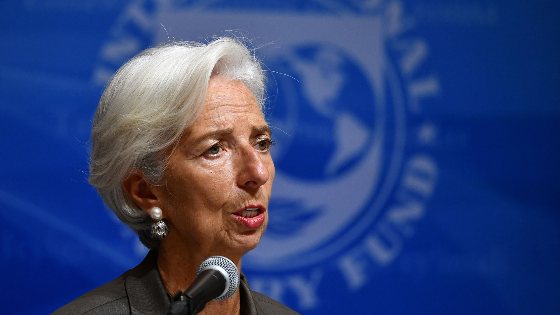 El FMI aprobó con elogios los "primeros resultados" del plan económico, pero el mercado ve una economía estancada y "viento en contra"