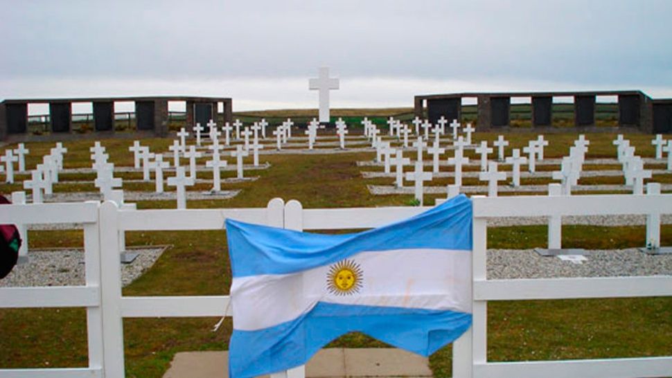 Malvinas, trasladan restos de un soldado
