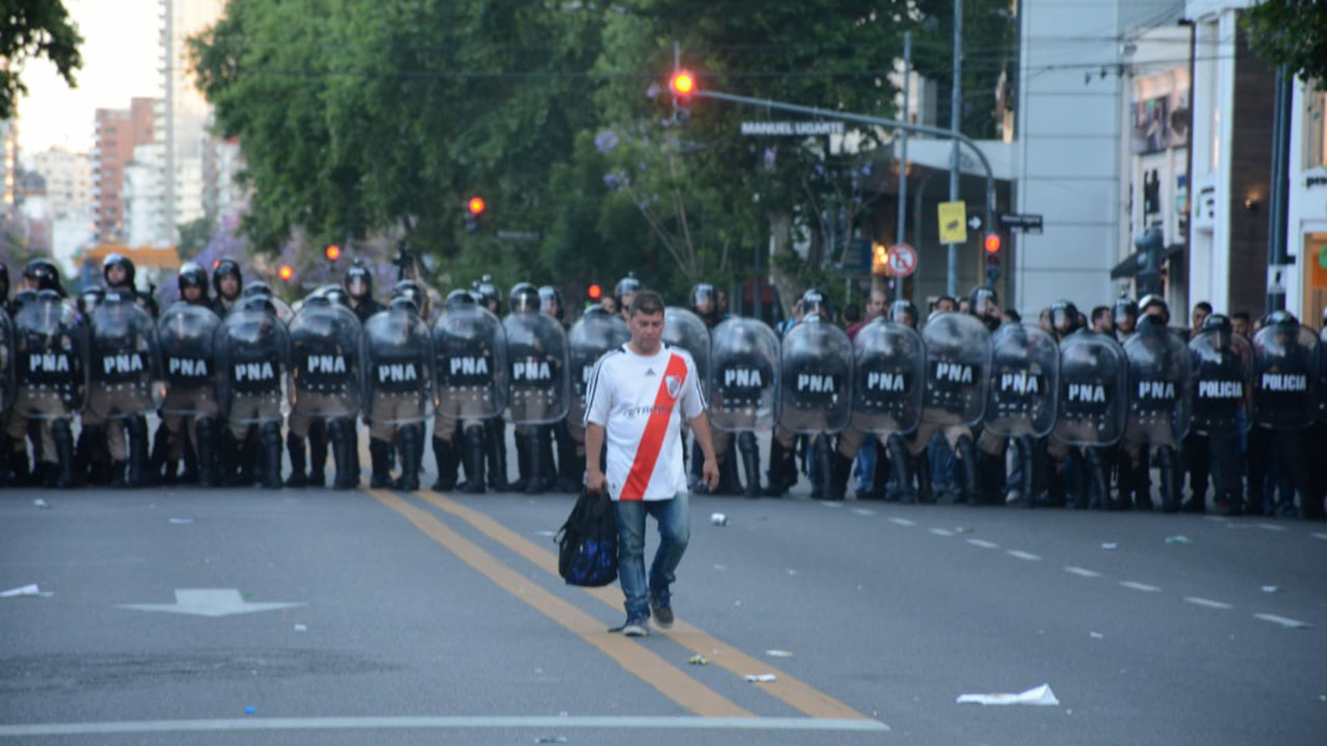 Penas más altas, la figura del "arrepentido" y fuertes sanciones a los "cómplices": los detalles de la nueva "Ley antibarras" fútbol violento