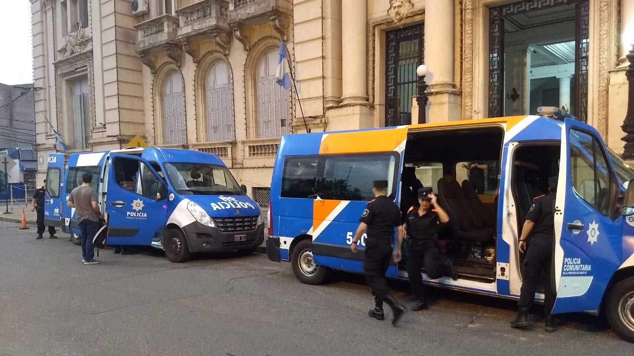 Donaciones-Policia-de-Santa-Fe-en-Villa-Minetti-1