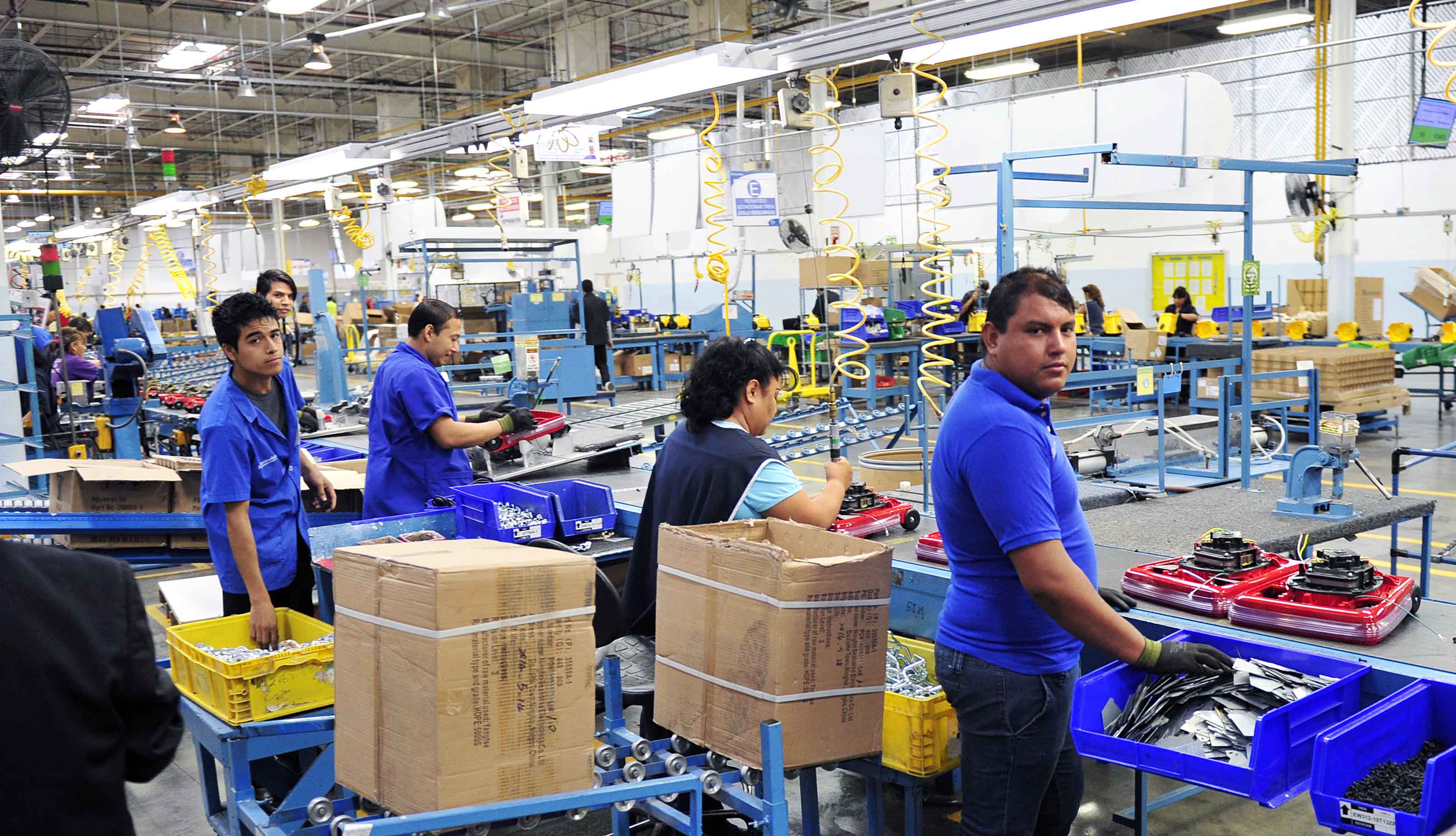 Anuncia Electrolux Mas Inversiones en Ciudad Juarez, El Gobernador del Estado realizo un recorrido con los funcionarios de la Planta del Parque Bermudez.