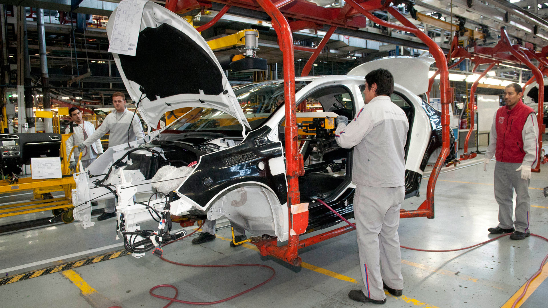 La recesión llevó a las automotrices a anticipar las vacaciones en diciembre y cayó 38,5% la producción automotrices