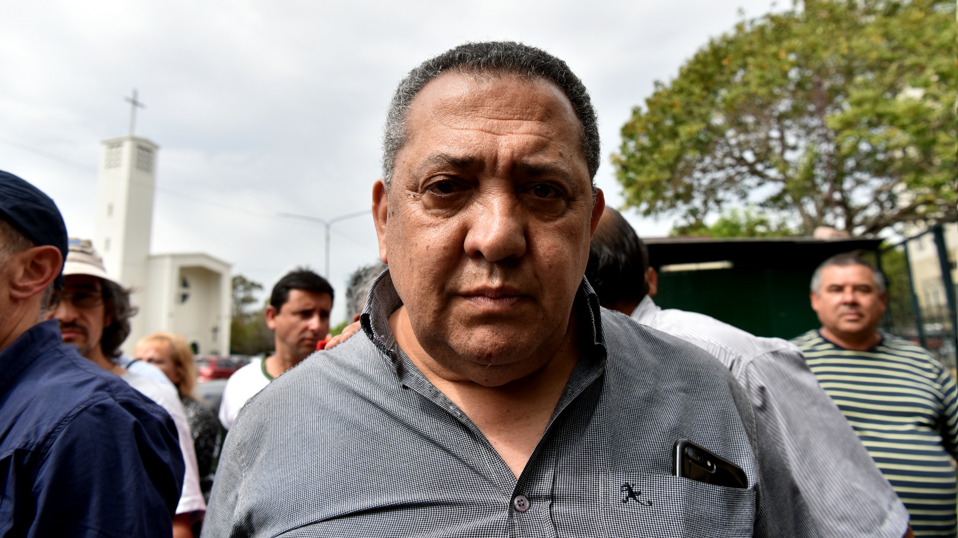 Luis D'Elía saludó a Tití Fernández y le mostró las cicatrices de sus tres by-pass