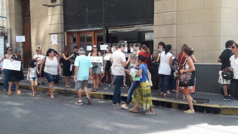Padres de ingresantes al secundario CREI quieren que se