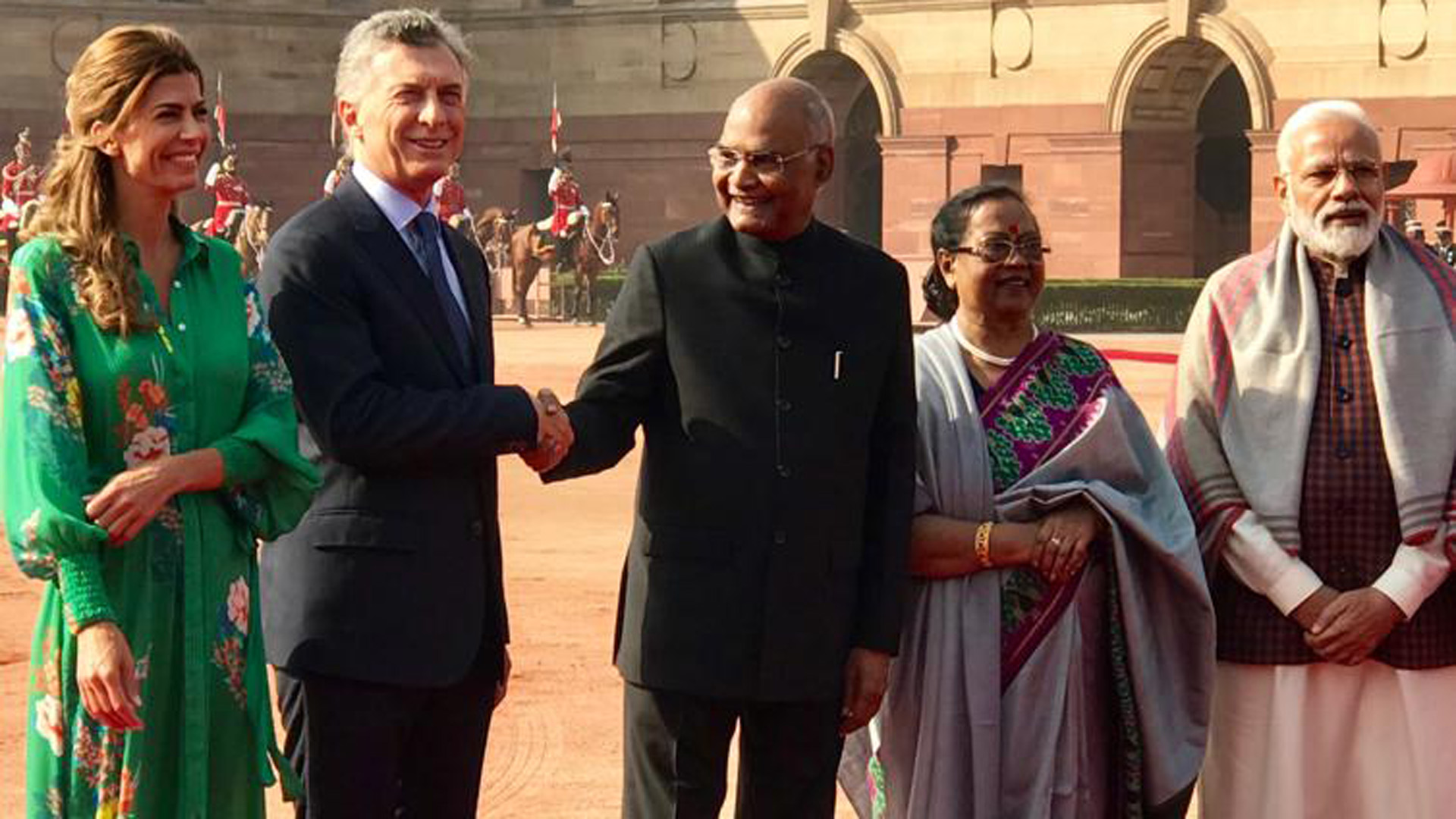 Macri comenzó su visita oficial a la India: fue recibido con honores y rindió homenaje a Mahatma Gandhi