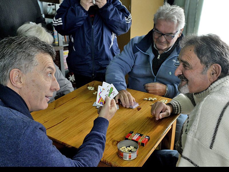 El gobierno nacional eliminó el reintegro del 15% del IVA que beneficiaba a jubilados y beneficiarios de planes sociales por su compra con tarjeta de débito.