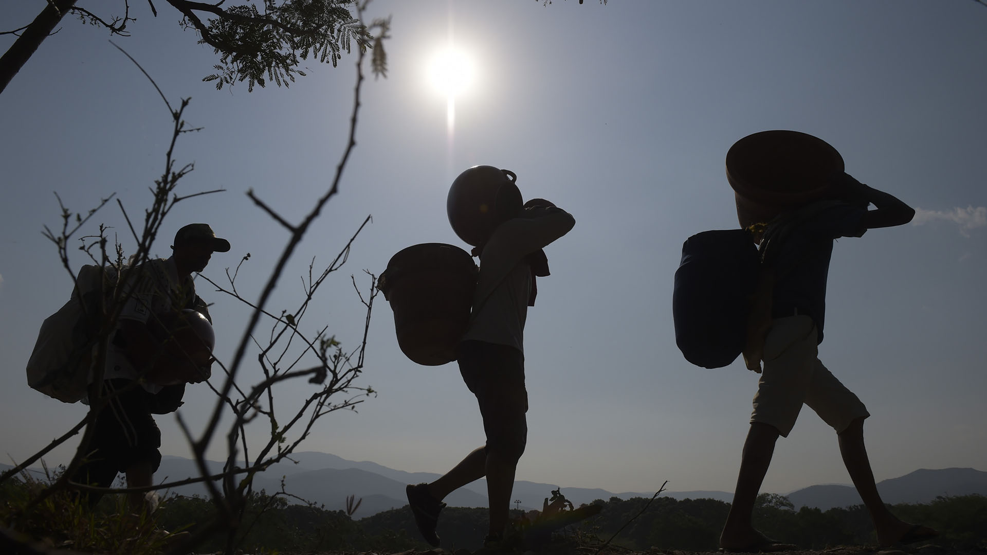 Qué son las "trochas", los pasos fronterizos donde miles de venezolanos desafían a la muerte para escapar del régimen de Maduro