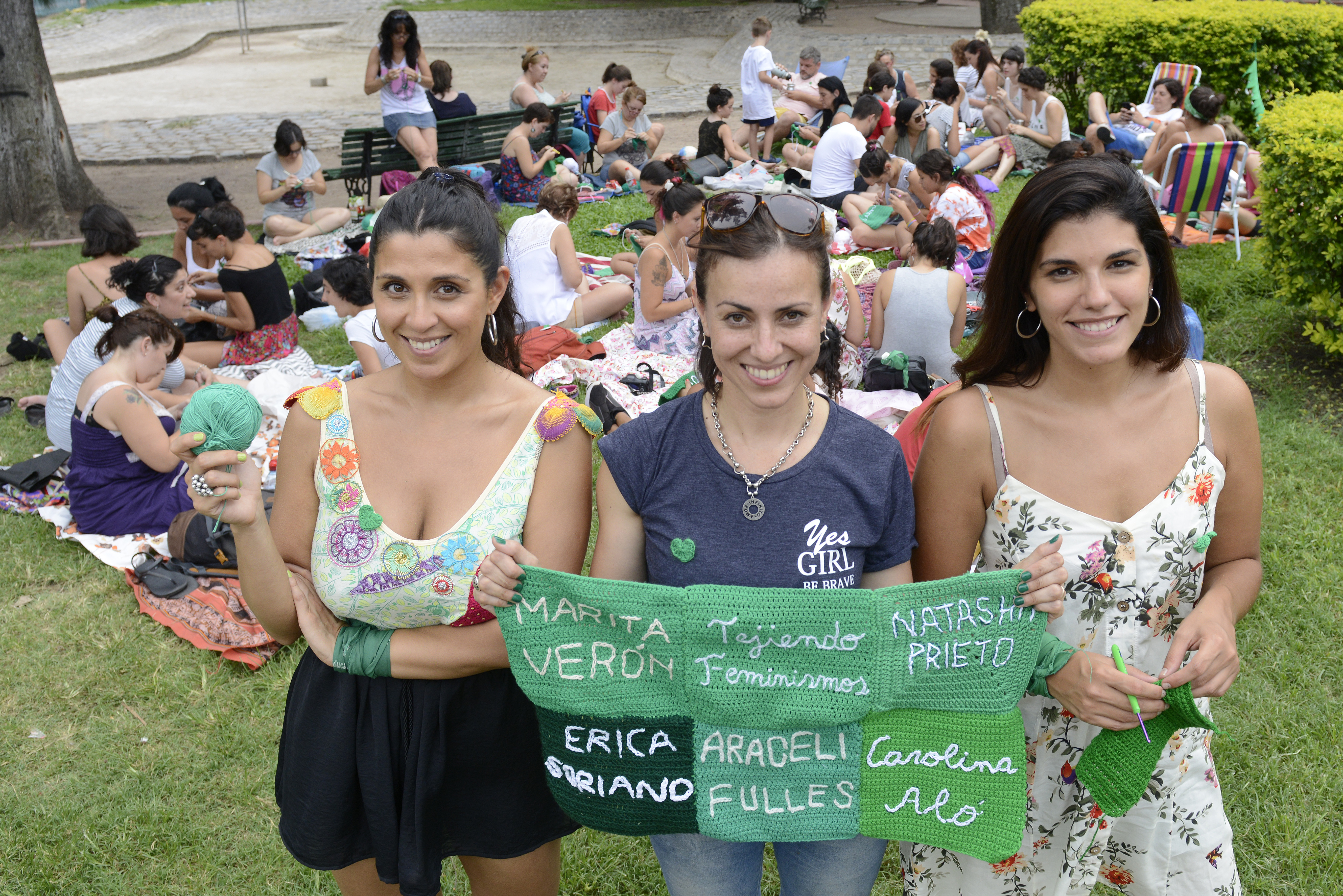 Así se teje la bandera feminista más grande del mundo
