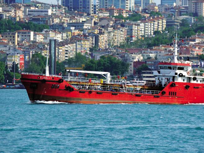 La marina de Malta tomó el control de un buque petrolero secuestrado por migrantes