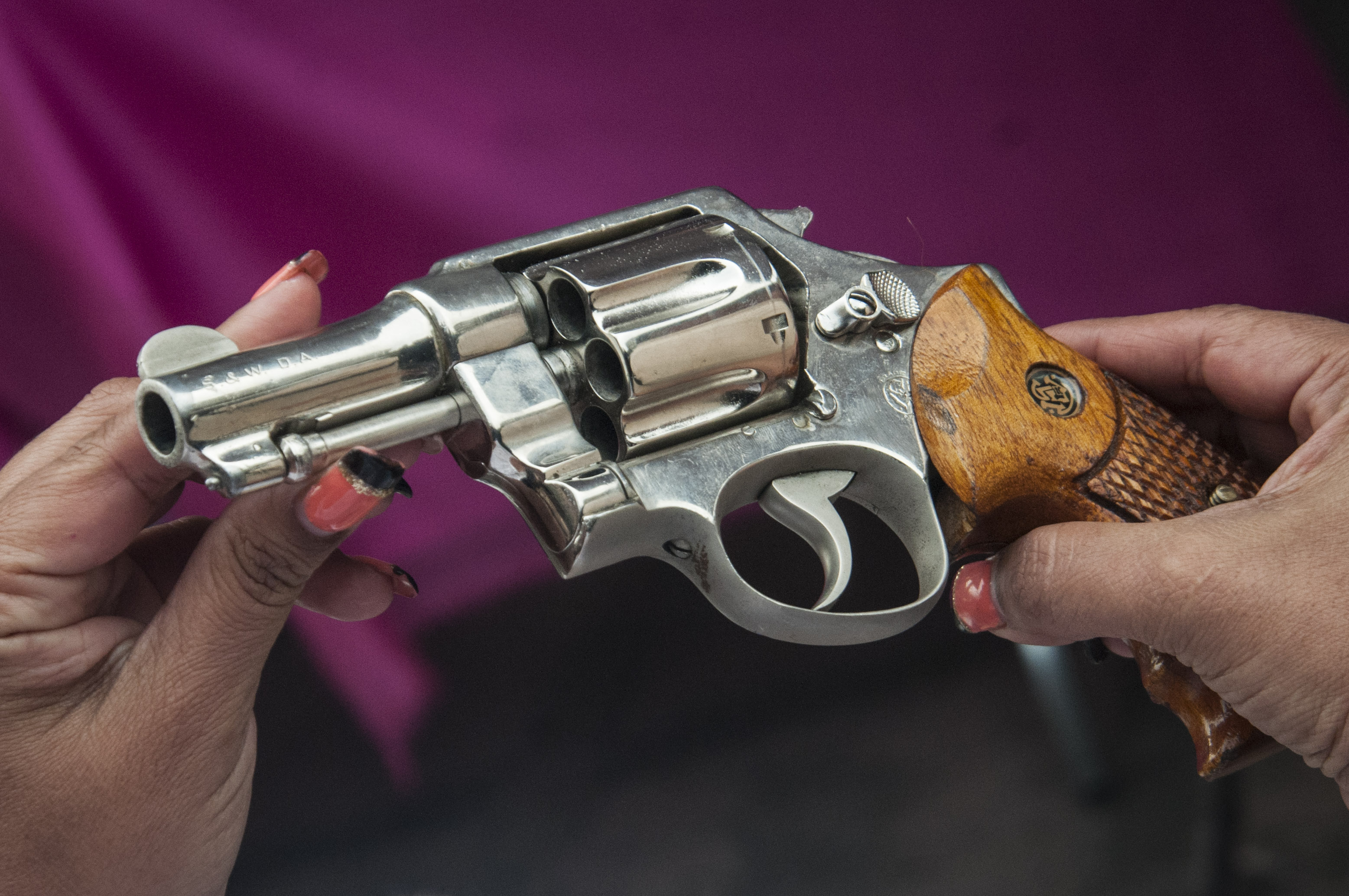 Jugaba a la "ruleta rusa" con sus amigos, se disparó con la pistola y quedó gravemente herido