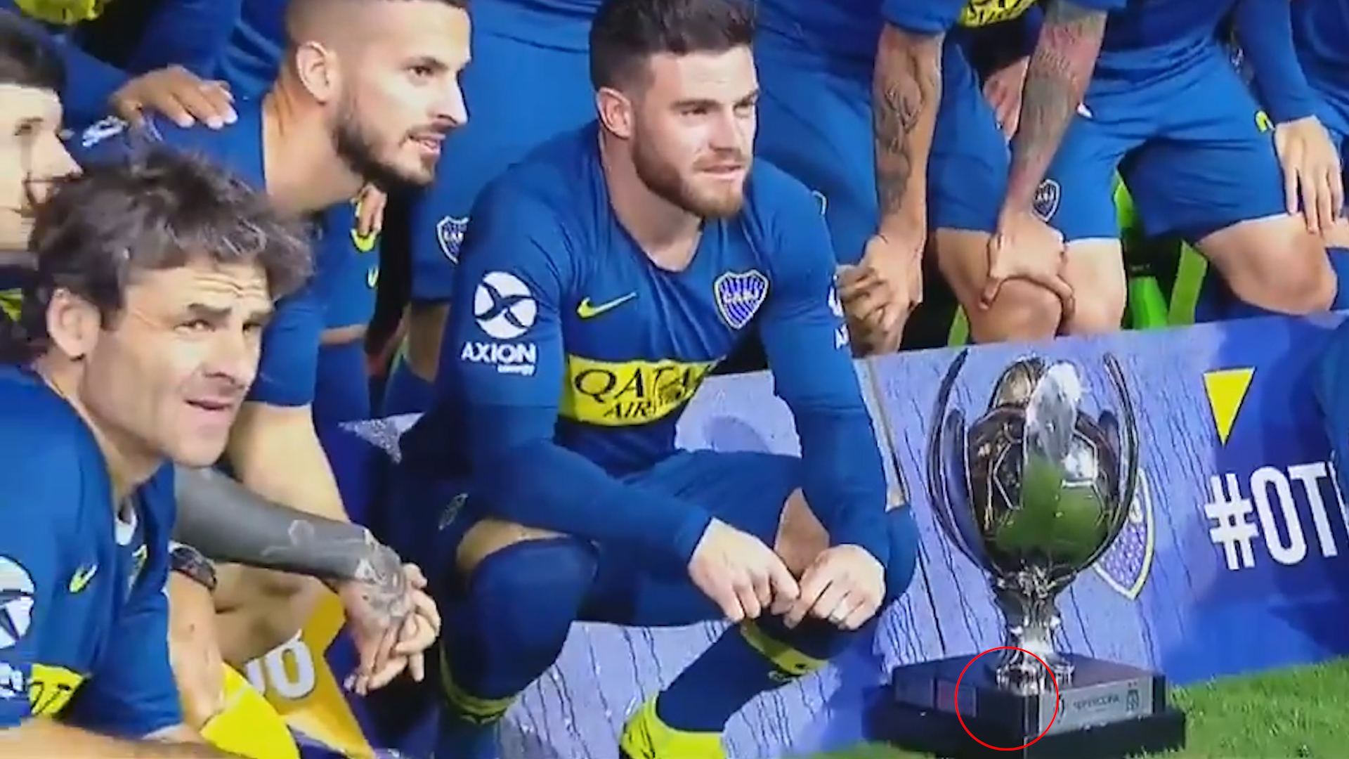 Durante los festejos, Boca tapó la placa de River campeón en el trofeo de la Supercopa