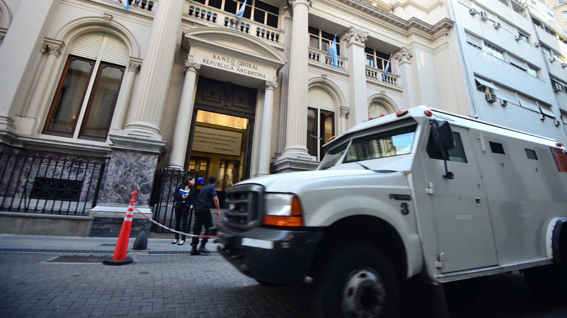 El Banco Central logró bajar el precio del dólar, pero volvió a subir el Riesgo País