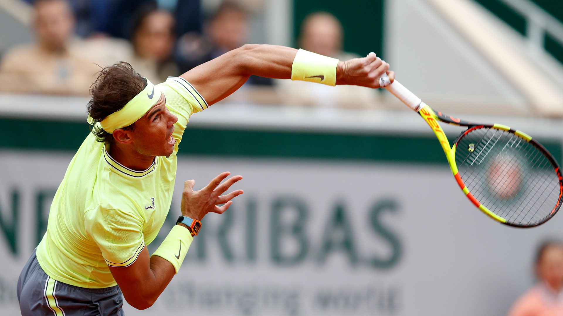 Rafael Nadal se llevó el primer set ante Roger Federer en un duelo de leyendas de la semifinal de Roland Garros