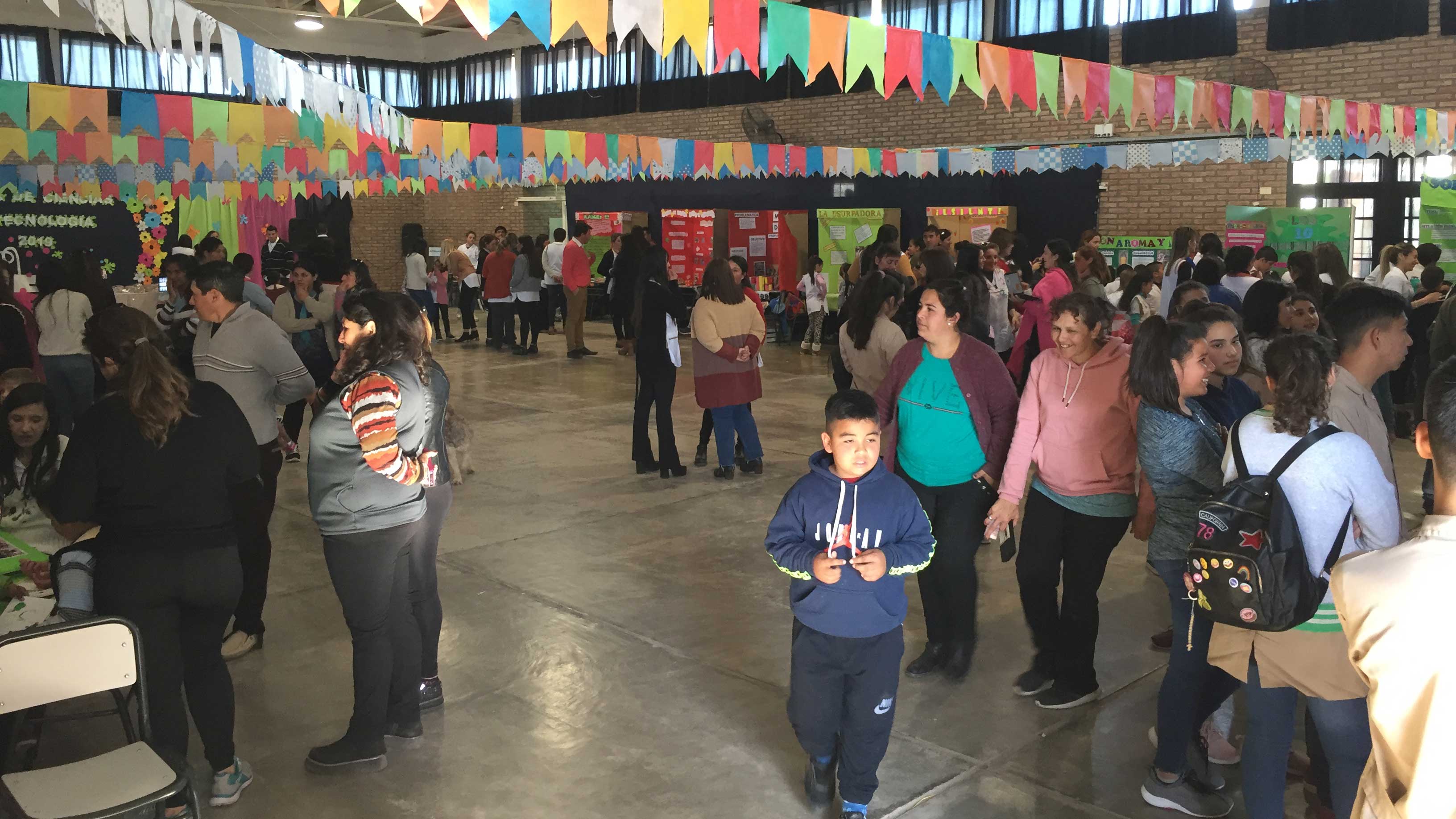 Muestra-zonal-feria-de-ciencias-en-Villa-Minetti