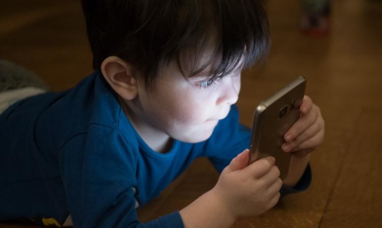 boy-phone-mobile-mobile-phone-addiction-3360415