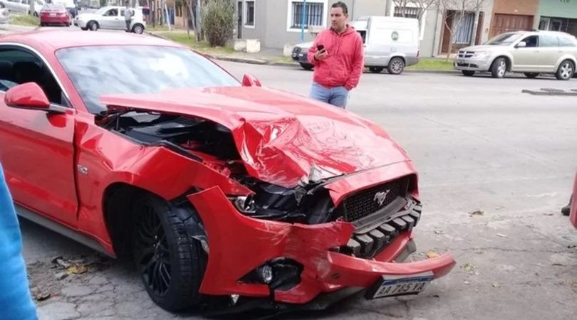 Dejó su Mustang en el taller, lo sacaron a pasear y se lo estamparon