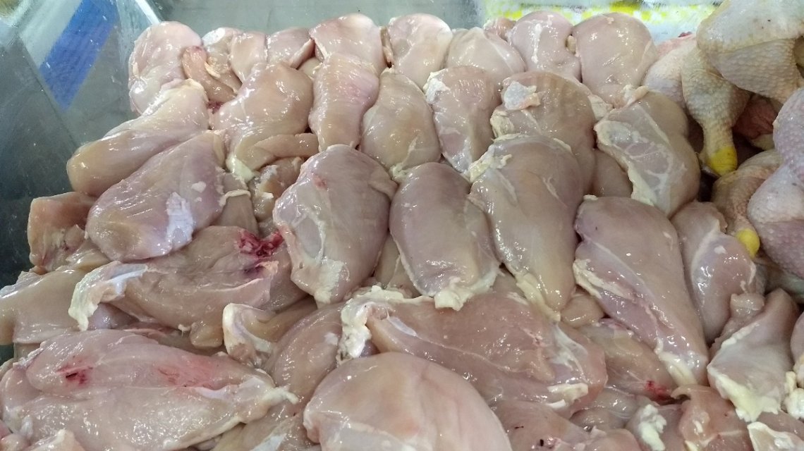 El precio del pollo aumentó un 40% debido a una baja en la producción |  Radio EME