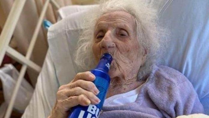 Abuela mujer cerveza