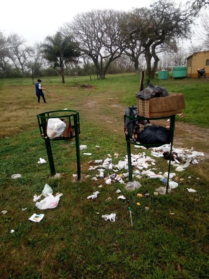 Vecinos arrojan basura frente a una escuela