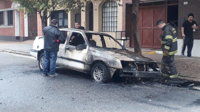 Auto incendiado