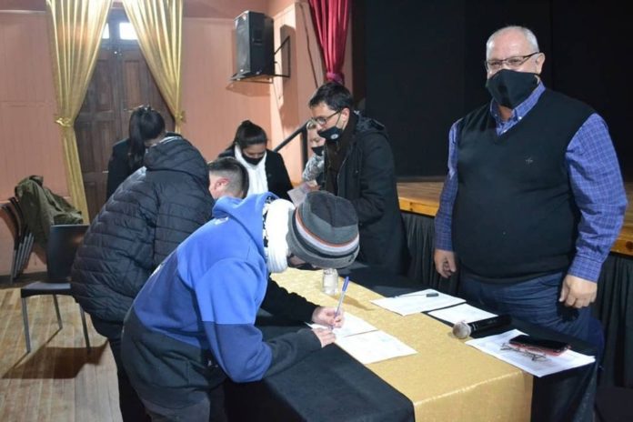 Ramseyer entregó becas