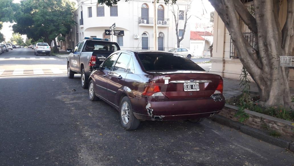 El delincuente, al huir, dejó un auto abandona en el lugar del hecho