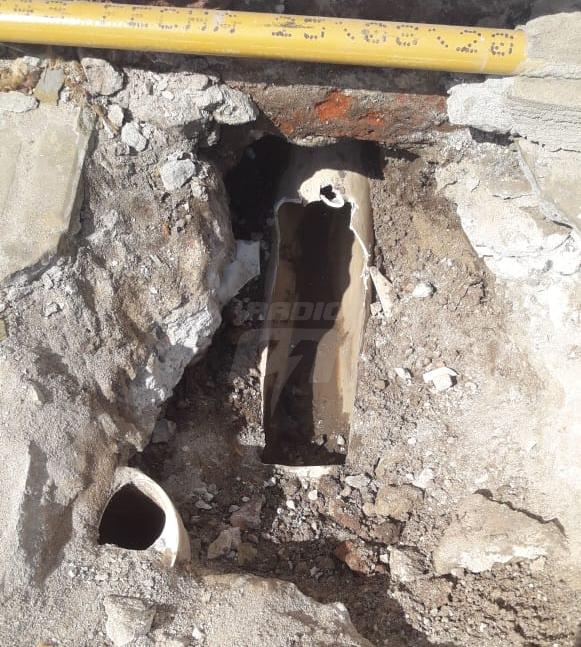 El desagüe que rompieron los Bomberos para rescatar a los perros