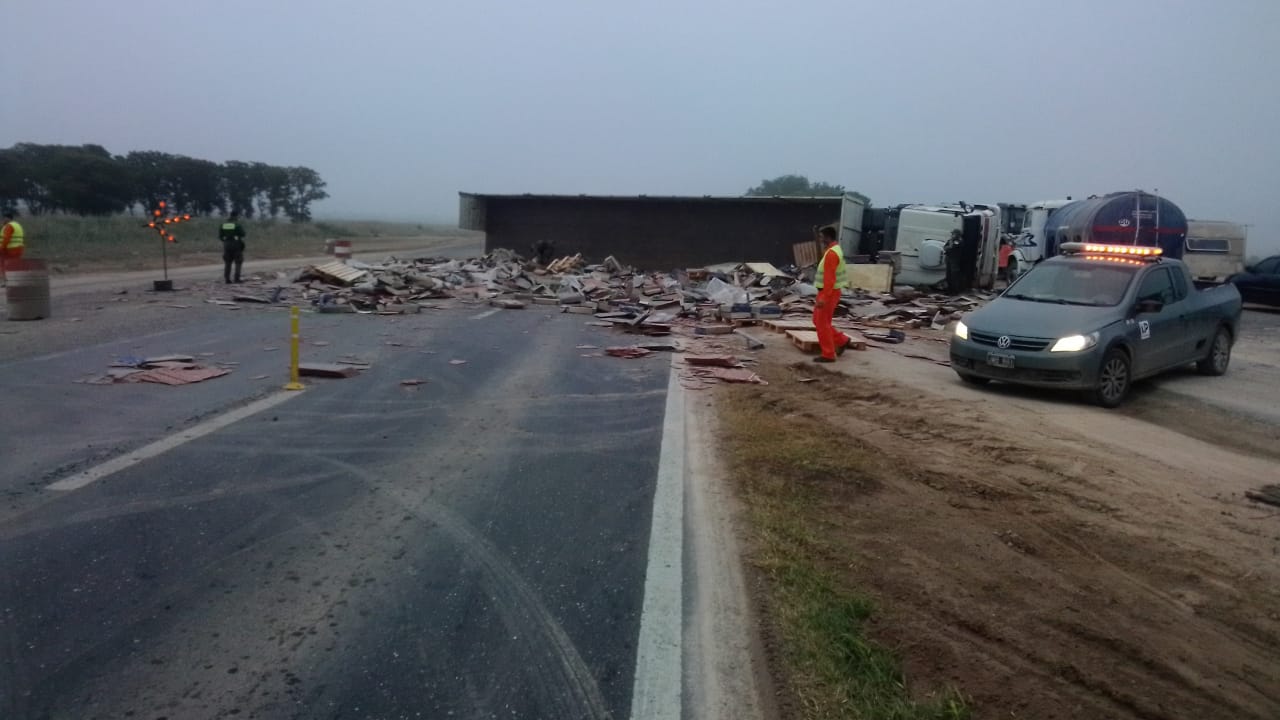 Un camión volcó sobre la Ruta Nacional 34 | Radio EME
