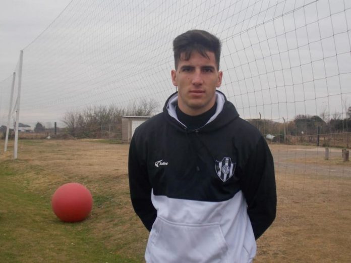 matias-nani-posa-con-una-sudadera-de-central-cordoba-el-dia-de-su-fichaje--el-13-de-julio-de-2019--twitter-caccsantiago