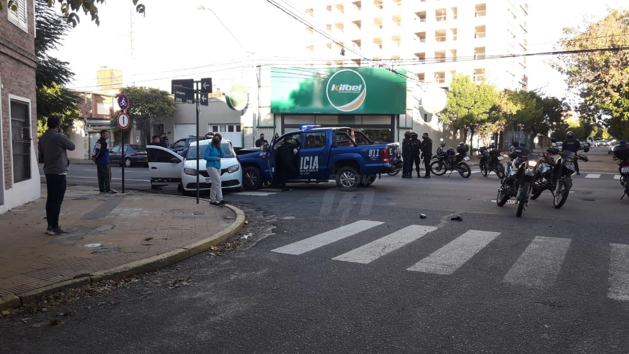 Fuerte choque entre un auto y un patrullero en el sur de la ciudad ...