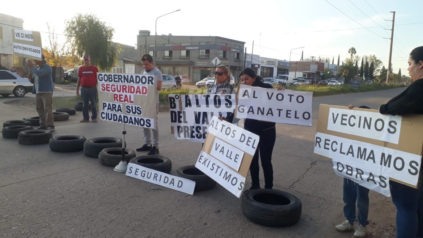 Vecinos de barrio Altos del Valle cortaron una calle en reclamo por ...