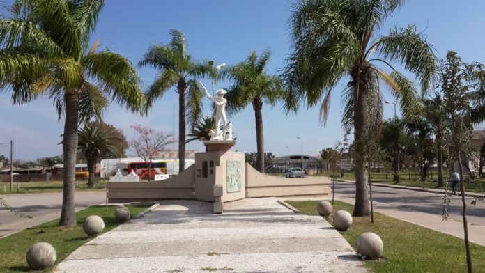 Monumento_al_hachero_-_Vera_01