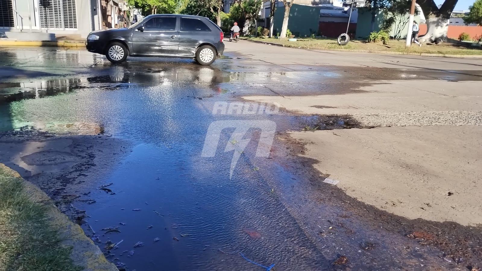 Preocupación por una inmensa pérdida de agua en barrio Candioti Norte