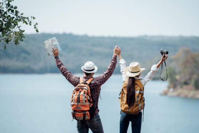 pareja-familia-viajando-juntos
