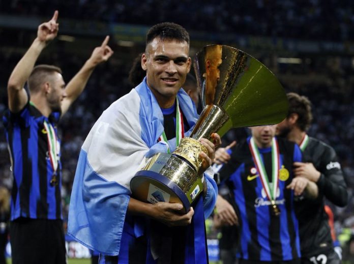 Foto de Archivo: Lautaro Martínez, del Inter de Milán, celebra con el trofeo tras ganar la Serie A en el estadio de San Siro, Milán, Italia