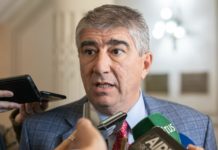 El ministro Fabián Bastia fue agredido y amenazado cerca de la Casa de Gobierno